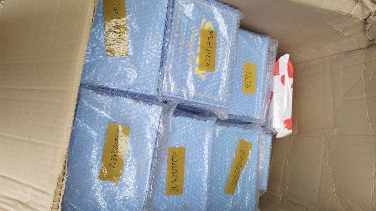 mkyn35's tweet photo. Fanship kits iz here hahaha will sort lang din after ma transfer sa apartment 🥹 will notify respective buyers pag ready na for shipment. Some outbox were damaged due to courier handling huhu may tracking naman per package so dun nalang din ibabase

#mkyn35updates https://t.co/CZ72dSI6B1