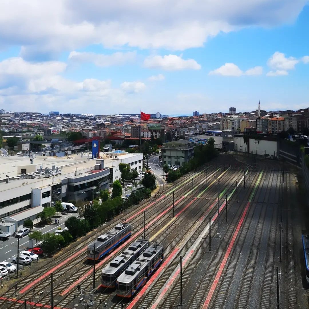 Gökyüzüne durmadan bakmak istiyorum
Hiç durmadan bakmak
Çıkmak, dolaşmak, aşmak;
Boşluğun tavansız iskelelerini
..