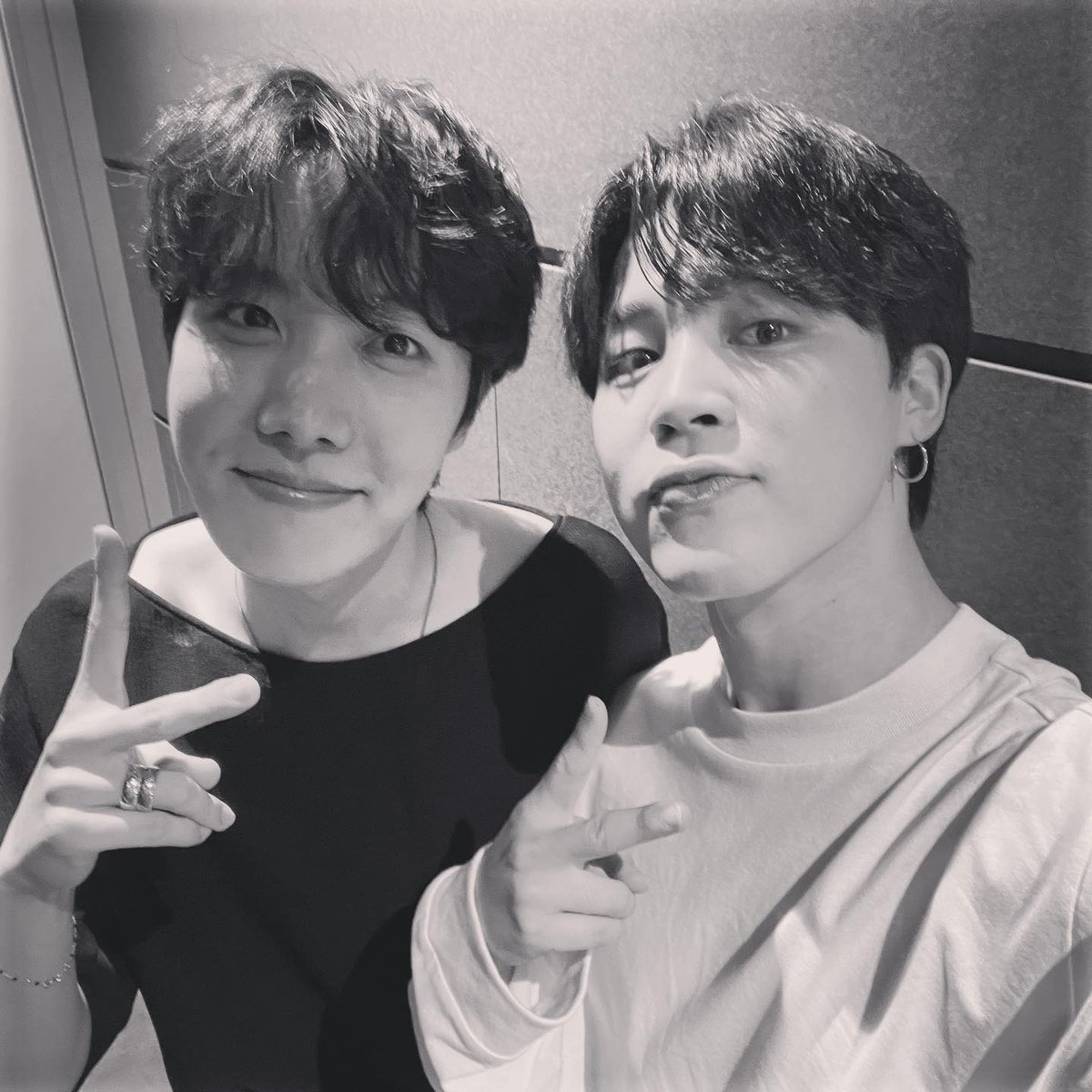 vminiecats's tweet photo. 💬• #JHOPE comentó la reciente publicación de #JIMIN en Instagram | @BTS_twt 

🐿 Te amo mi dongsaeng (hermano menor)❤️🔥😍 https://t.co/x090WtlQWe