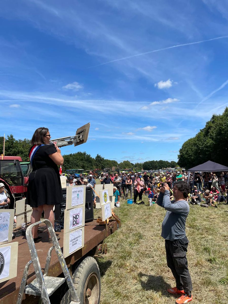 SegoleneAmiot's tweet photo. 💧Merci à #LaTeteDansLeSable,aux assos et collectifs de soutiens sans oublier les élu.e.s et militant.e.s d'avoir organisé cette journée de manifestation joyeuse contre le projet d'extension des sablières qui mettent en péril nos ressources en #eau à #StColomban
#NUPES https://t.co/EgWQ2DqhBE