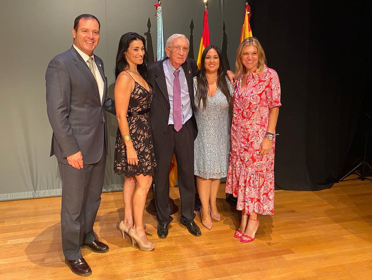 La vida te depara todo tipo de momentos y hoy me ha ofrecido uno de los que verdaderamente merece la pena compartir. Estar y poder acompañar a Vicente Vayá en su nombramiento como Hijo Adoptivo de la Ciudad 💙💙 ¡Enhorabuena Vicente! #notevayas