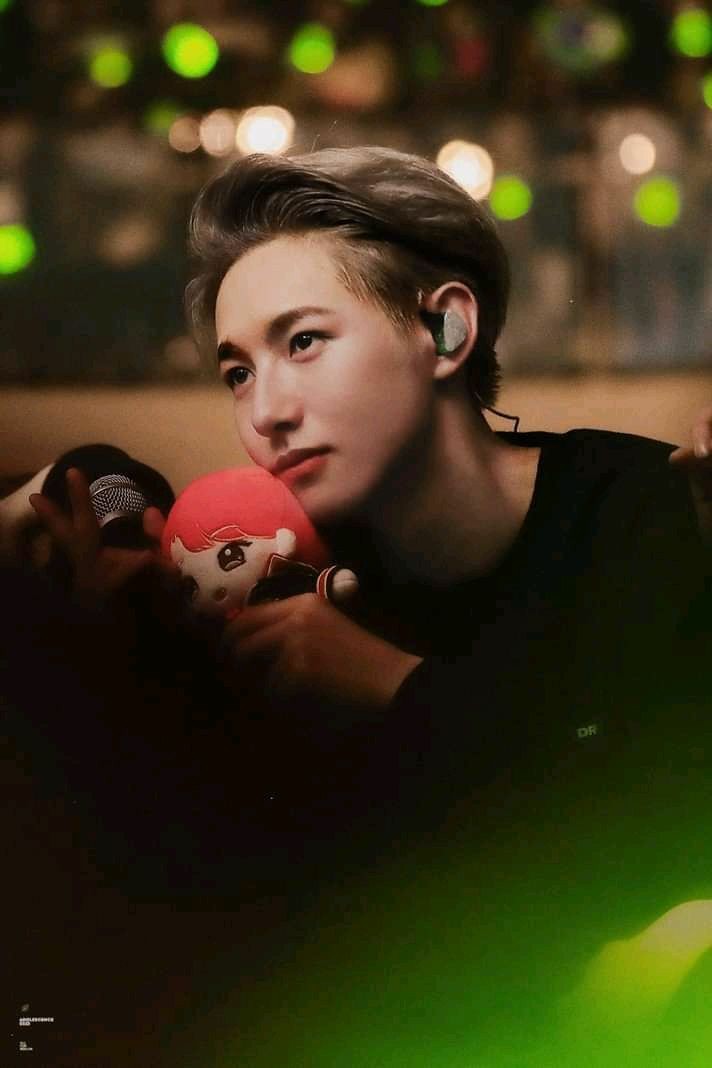 ucnsmmymnd's tweet photo. this picture of renjun looks so magical 🥹 https://t.co/ABZY0EFOb7