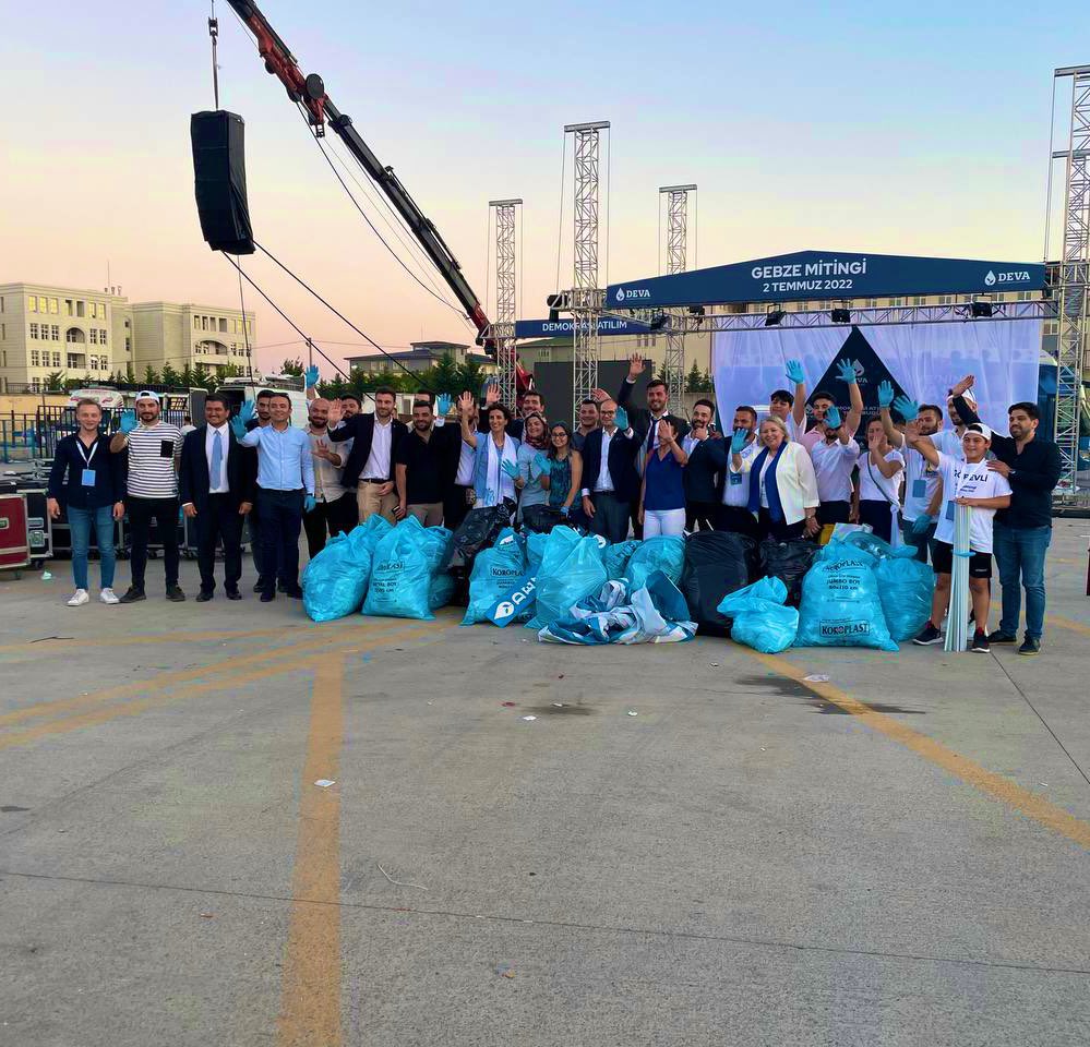 muhittinkoras's tweet photo. DEVA Partisi yöneticileri, Gebze'de yaptıkları mitingin ardından alanı temizledi
#DevaEngellenemez
#DevaGebzede https://t.co/dLpKLm56F1