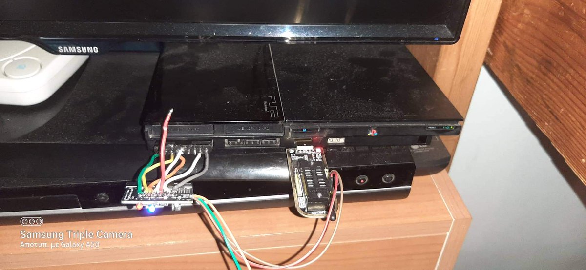 Er3dhion's tweet photo. @mi213ger hi, sorry to bother you. I gave a friend a kit of your pcb.
Everything is soldered correctly and managed to pair a ps3 controller (works on ps2). The problem is that it's not working if he connects it to the ps2 port, it works with power from usb though (photo)
Thanks. https://t.co/1m3po8FWBj