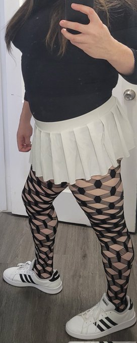 Bella - 1 pic. Happy Sunday! I thought I'd try something different with the sneakers, What do you think? https://t.co/43zCczuFO5