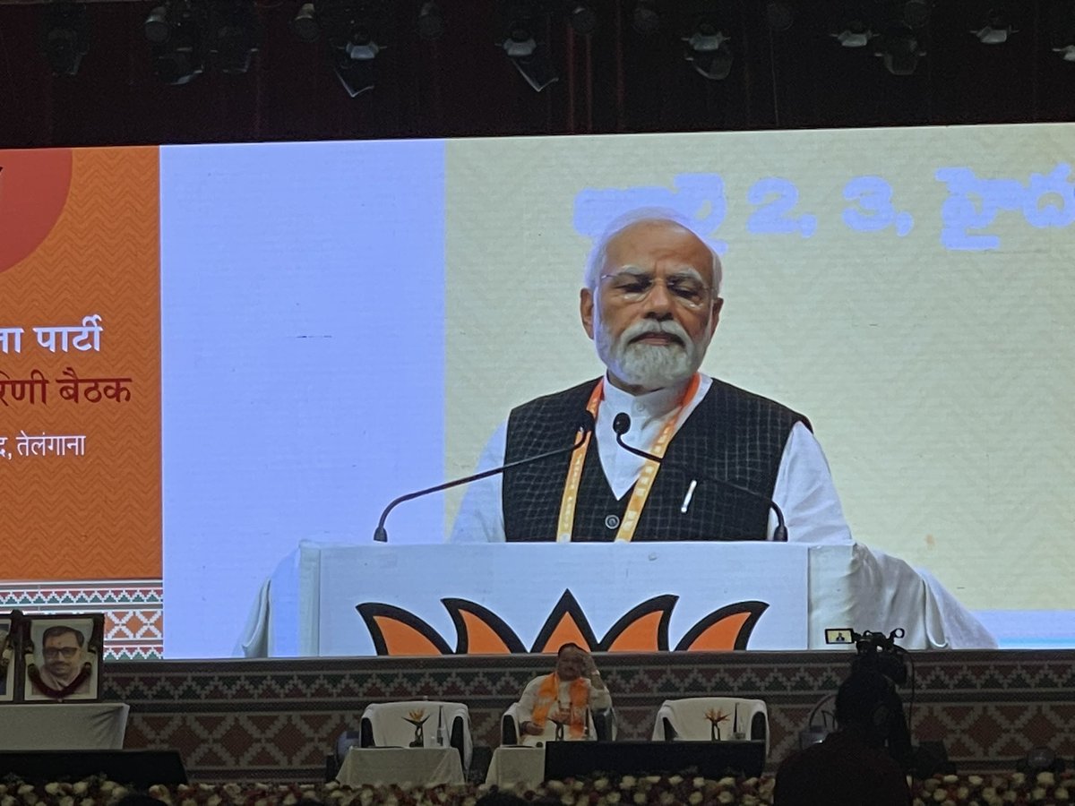 HarishD_BJP's tweet photo. माननीय प्रधान मंत्री आदरणीय नरेन्द्र मोदी जी एचआईसीसी हैदराबाद में राष्ट्रीय कार्यकारिणी की बैठक का समापन करते हुए। @blsanthosh #BJPNECInTelangana https://t.co/cWJrElsAbN