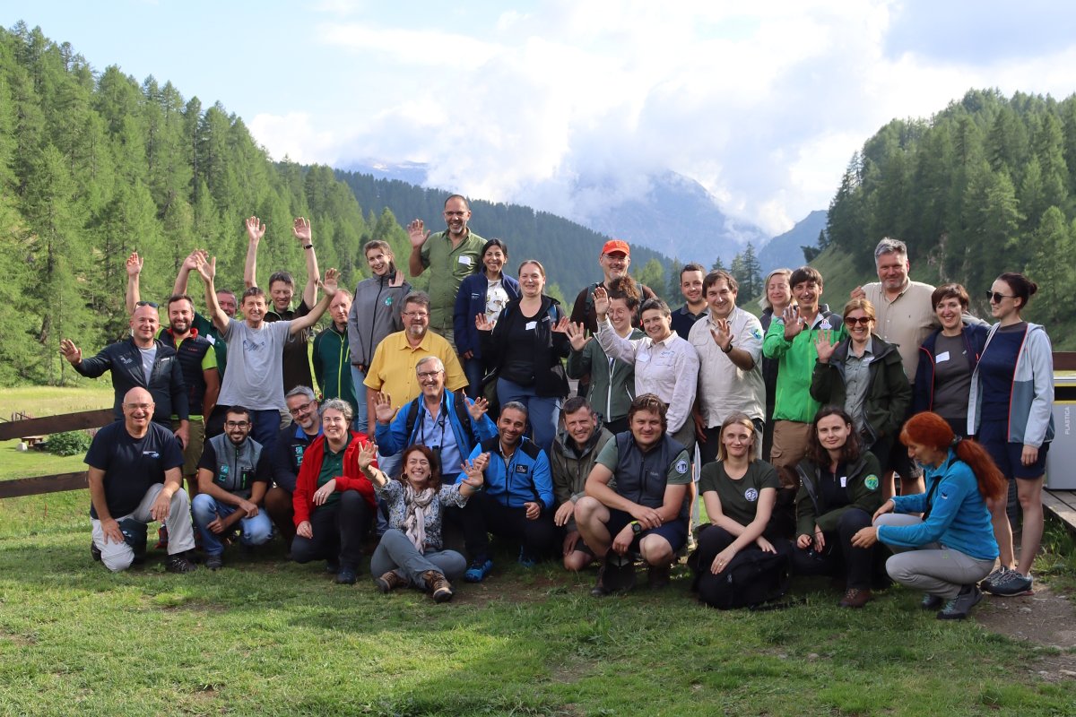 KRNAP1's tweet photo. Tento týden se na hranicích 🇨🇭a 🇮🇹 v Landschaftpark Binntal a Parco Naturale Alpe Veglia Devero konalo pravidelné setkání evropských přeshraničních chráněných území #TransParcNet @EUROPARC. My a kolegyně z @Karkonoski_PN jsme prezentovali krkonošské tradice a kulturu, včetně 1/2 https://t.co/nhyi8Cob9E