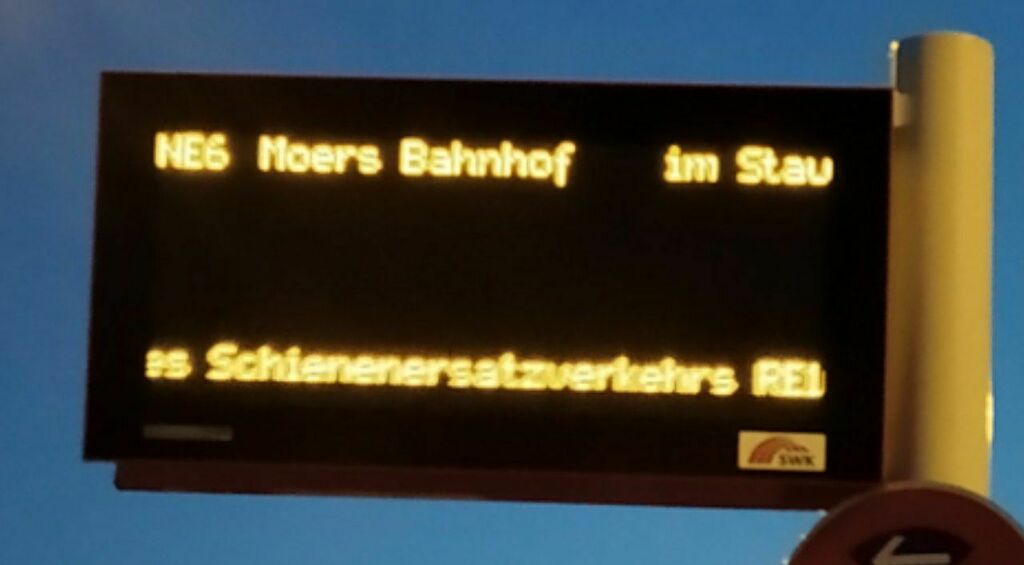 Quad_Bro's tweet photo. Offenbar kann man auf diesen Anzeigen alle möglichen Texte als Ankunftszeit darstellen https://t.co/R311GAE27n
