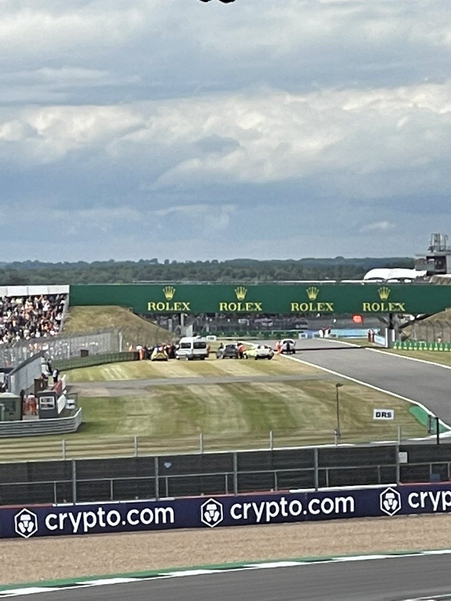 jamesprice98's tweet photo. @MattyWTF1 View of the police response from Becketts… https://t.co/QQnBQJkN7k
