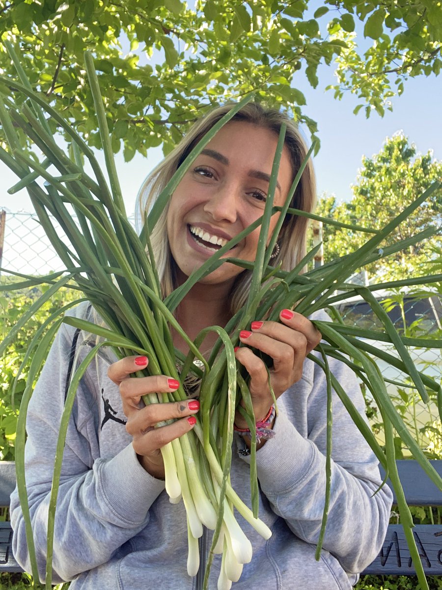 Bahçeden soğan topluyorum annem diyoki;
Aman soğanlarımı hırpalama 
O sırada ben 🤣👇🏻