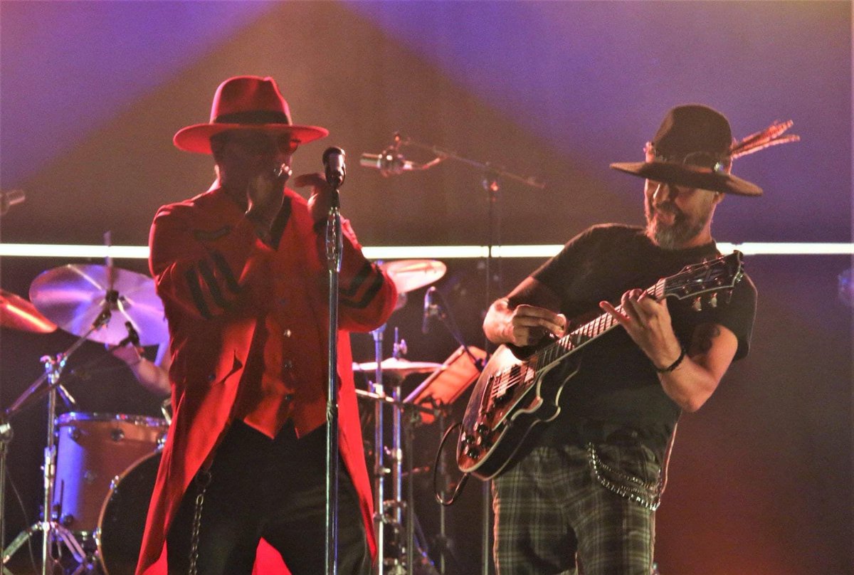 ¿Estáis listos para un concierto memorable?
A las 20:30 horas aquí en <a href="/TeatroElEspinar/">Teatro El Espinar</a> os esperamos para darlo todo con <a href="/SSocialOficial/">Seguridad Social</a> de la mano de <a href="/locsxlamusica/">Locos por la Música</a> 
#festival de verano DENTRO MUSICA
🎟entradaselespinar.es