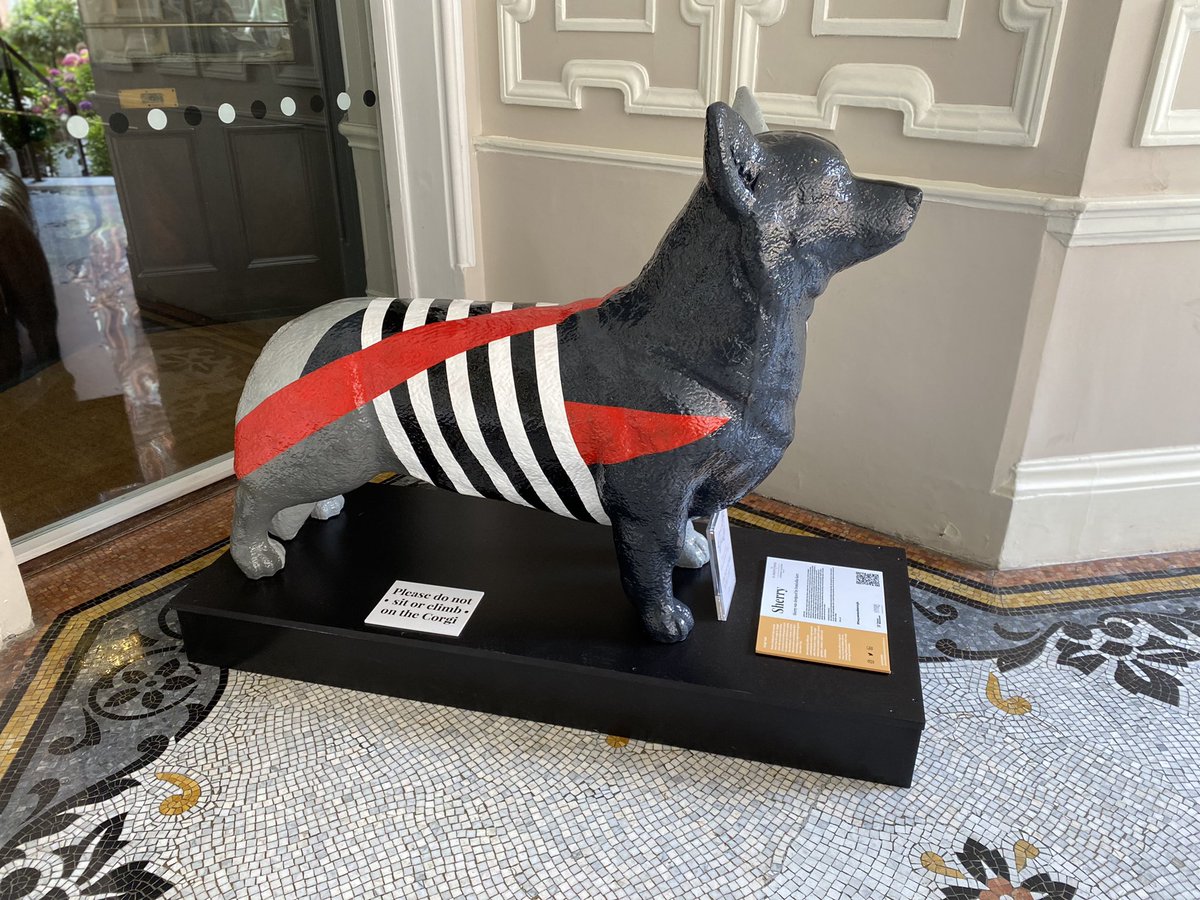 towler05's tweet photo. @VictoriaBID @TheNorthbankBID #thequeenandhercorgis #myfavourite https://t.co/mTYfppkQGa