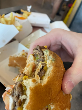 Customers visiting the rebranded Russian McDonald's are posting pictures showing  moldy buns and expired sauce for fries | Business Insider India