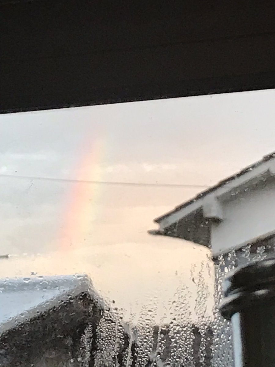 akitori2's tweet photo. 虹がどんどん空に向かって伸びていってるのは、雲が薄くなりつつあるから？ https://t.co/gbHOV7GYAn