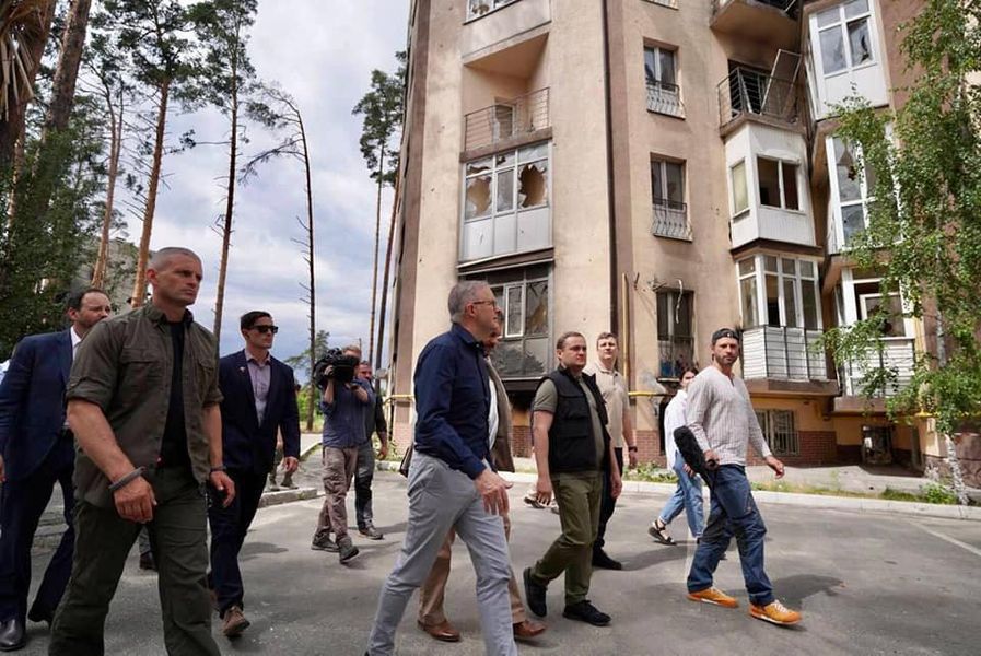 verkhovna_rada's tweet photo. Прем‘єр-міністр Австралії Ентоні Албаніз відвідав визволені міста  Київщини  -  Бучу, Гостомель та Ірпінь. 
«Австралія підтримує Україну та виступає за справедливе покарання за злочини, що тут відбувалися», – зазначив Прем‘єр-міністр. https://t.co/yrnsD7F9FC