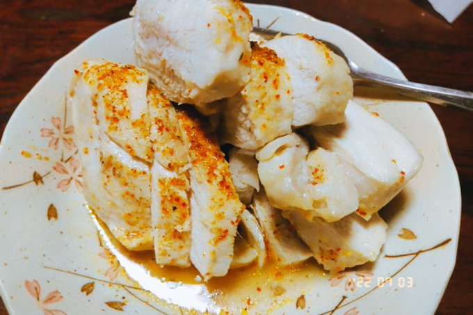 これはオリーブ・オイルとスパイスを表面に塗り、オーブントースターで15分ただ焼いただけの鶏むねです 