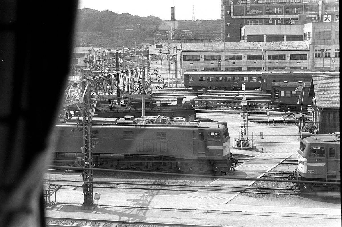since19711's tweet photo. @nishinaru1968 @EF61501 コメント有難うございます。

当時自分は中学3年生の単なるSL好きの少年でして電気機関車の知識は全くございません。
コメントを拝見して改めて写真を見直してみたしだいです。
興味深い解説ありがとうございましたm(_ _)m

ちなみに撮影日は
昭和48年8月16日で、もう一枚手前のカットが有りました。 https://t.co/WQs86O4Jfy