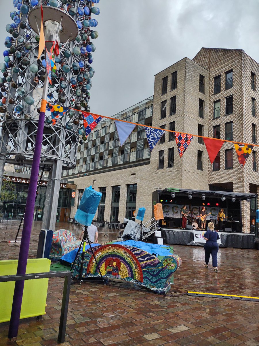 De soundcheck valt in het water, maar als we straks beginnen is het droog!
CampusFestival 2022 met De Zingende Toren samen met de soulgroup van Vocal Arts Academy en later in de middag met het G-orkest van de HOV.  Superveel zin in. Kom langs, het bruist hier op de campus!!!