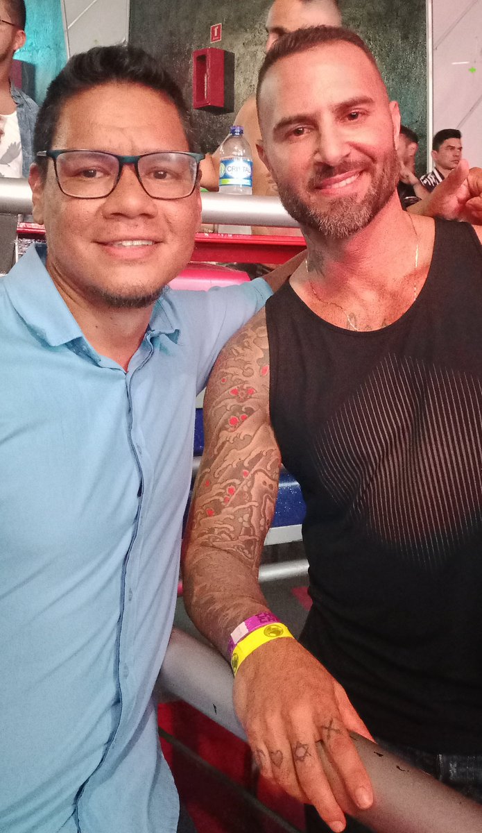 Mr_Aidan's tweet photo. Gracias a @Mrluistwin tengo una foto con esta belleza de hombre... #DJaron https://t.co/UVyXHBFLAQ
