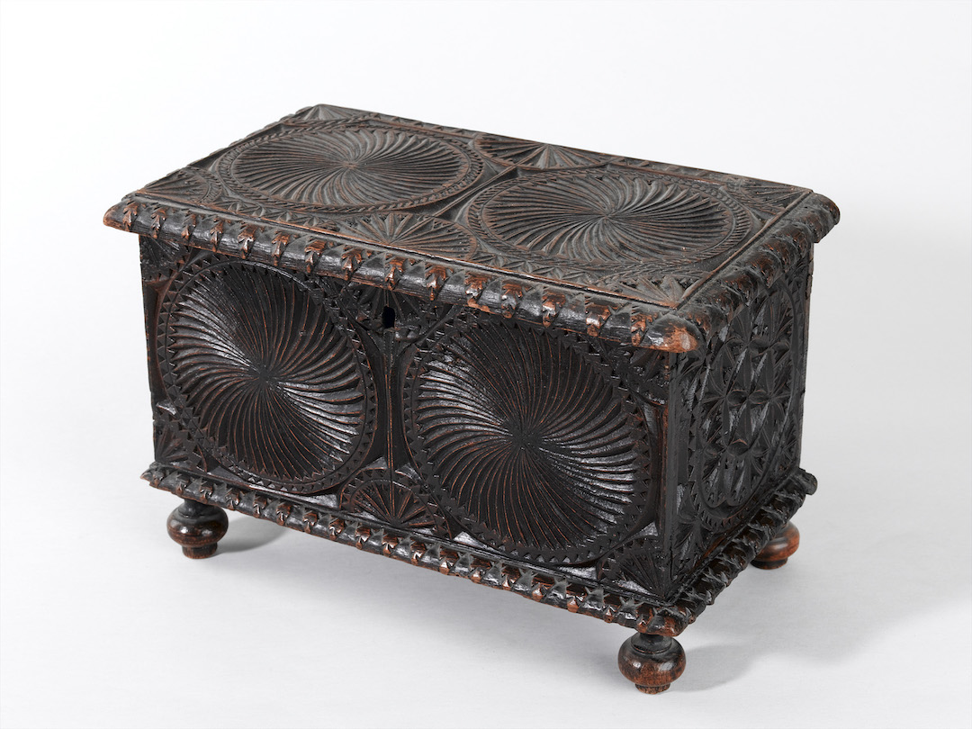 Een keuze uit de verzameling van Nanne Ottema.
Sierkist, met kerfsneewerk. 
Hout.
Hindeloopen, eerste kwart negentiende eeuw.
bit.ly/3O3HAvf
Nog 4 dagen…
En dan verschijnt #Verzameldrift. Biografie van Nanne Ottema (1874-1955).  verzameldrift.nl