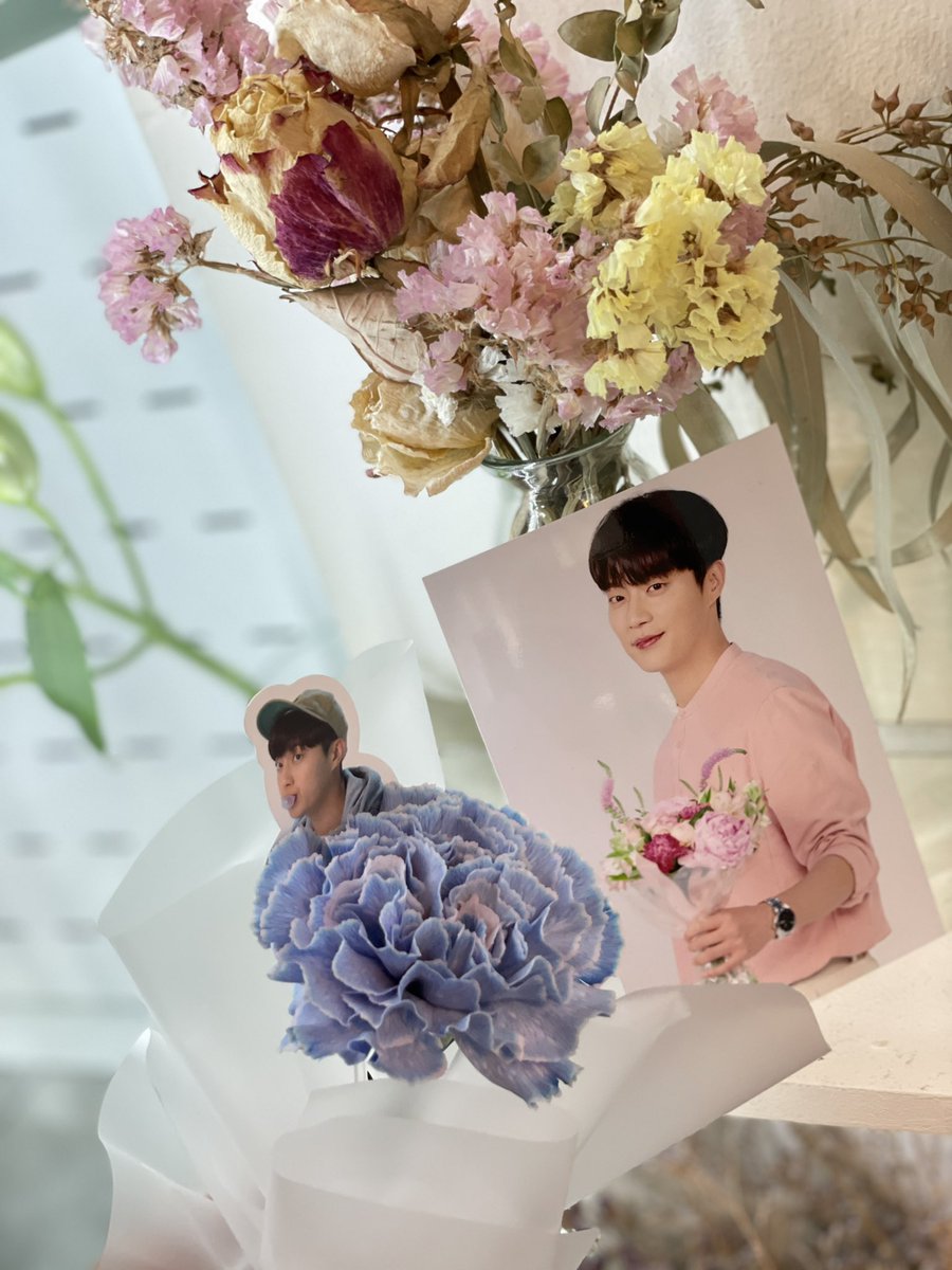 Highlight_SILY's tweet photo. 윤두준씨 생일 플라워카페 💐
파란색 카네이션 너무 이쁘다💙

#꽃이피듯_넌_피어나 
#오늘_하룬_어땠어
#하이라이트 #HIGHLIGHT 
#윤두준 #두준 #YoonDuJun https://t.co/DmC3SfeKrM