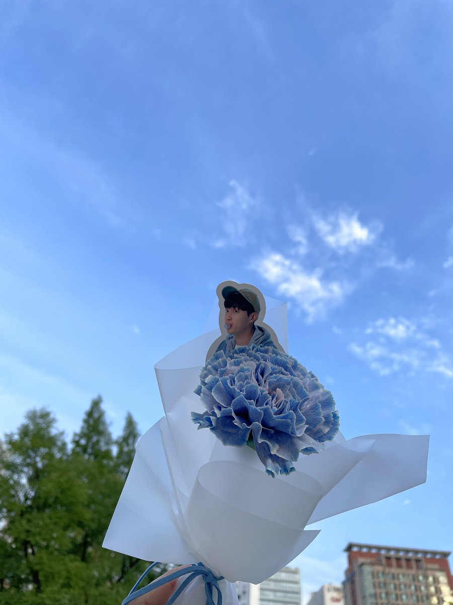 Highlight_SILY's tweet photo. 윤두준씨 생일 플라워카페 💐
파란색 카네이션 너무 이쁘다💙

#꽃이피듯_넌_피어나 
#오늘_하룬_어땠어
#하이라이트 #HIGHLIGHT 
#윤두준 #두준 #YoonDuJun https://t.co/DmC3SfeKrM