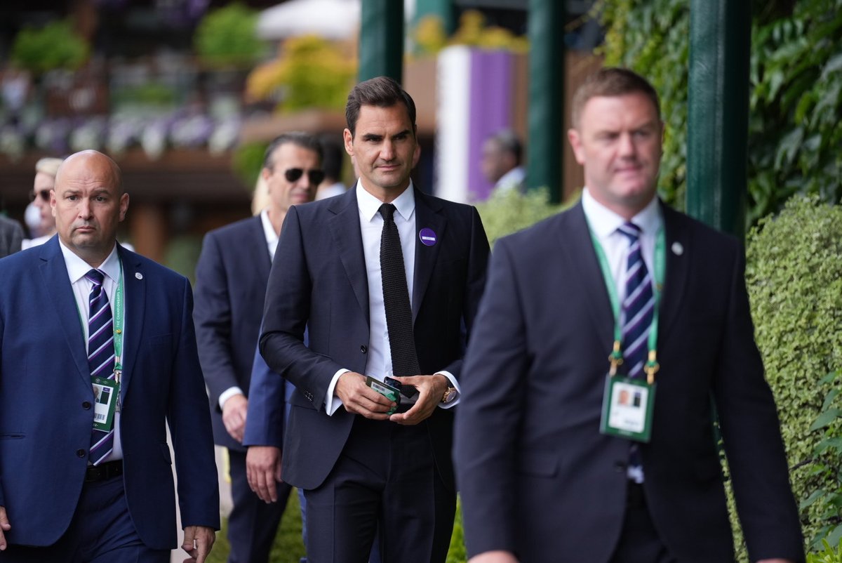 federeriran's tweet photo. امروز مراسم صدمین سالگرد کورت مرکزی ویمبلدونه و راجر به همین خاطر، در روز هفتم سومین گرنداسلم سال به ویمبلدون اومده.
به عبارتی «هوای خونه برگشته» https://t.co/GpUUatLeHZ