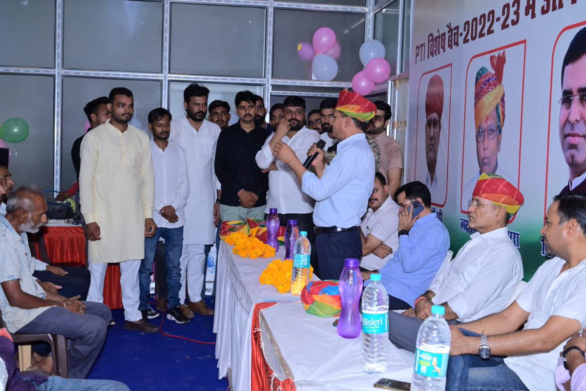 MohanSihag24's tweet photo. काव्या क्लासेज़ बीकानेर के उद्घाटन में हुए शामिल। आदरणीय रामेश्वर जी डूडी के सानिध्य में बिशनाराम जी, राजपालजी, जगदीश जी, सुंदरजी भी रहे मौजूद।@RameshwarDudi @BishnaramSiyag https://t.co/zCWrmXum8K