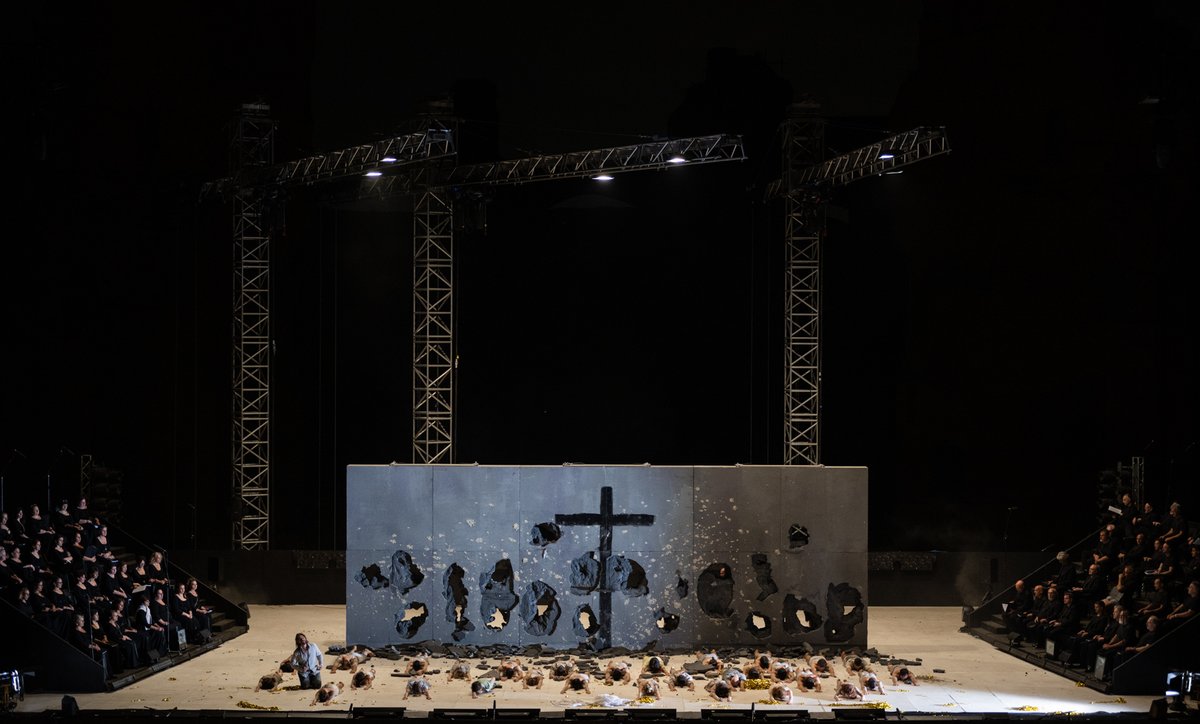 OperaRoma's tweet photo. “Mass” di #Bernstein questa sera a #Caracalla nel nuovo allestimento firmato da #DamianoMichieletto con la coreografia di #SashaRiva e #SimoneRepele. Sul podio #DiegoMatheuz. #MarkusWerba è il Celebrante che percorrerà il cammino verso la pace immaginato da Bernstein.
#operaroma https://t.co/KDxvR15zAC