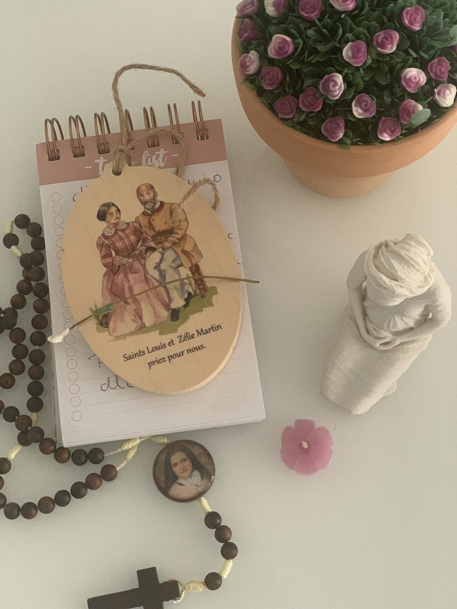 Anotando intenciones y preparando los textos y oraciones. En unas pocas horas subiré la #NovenaBreve a los santos esposos #LuisyCeliaMartín. #Gracias por la acogida.