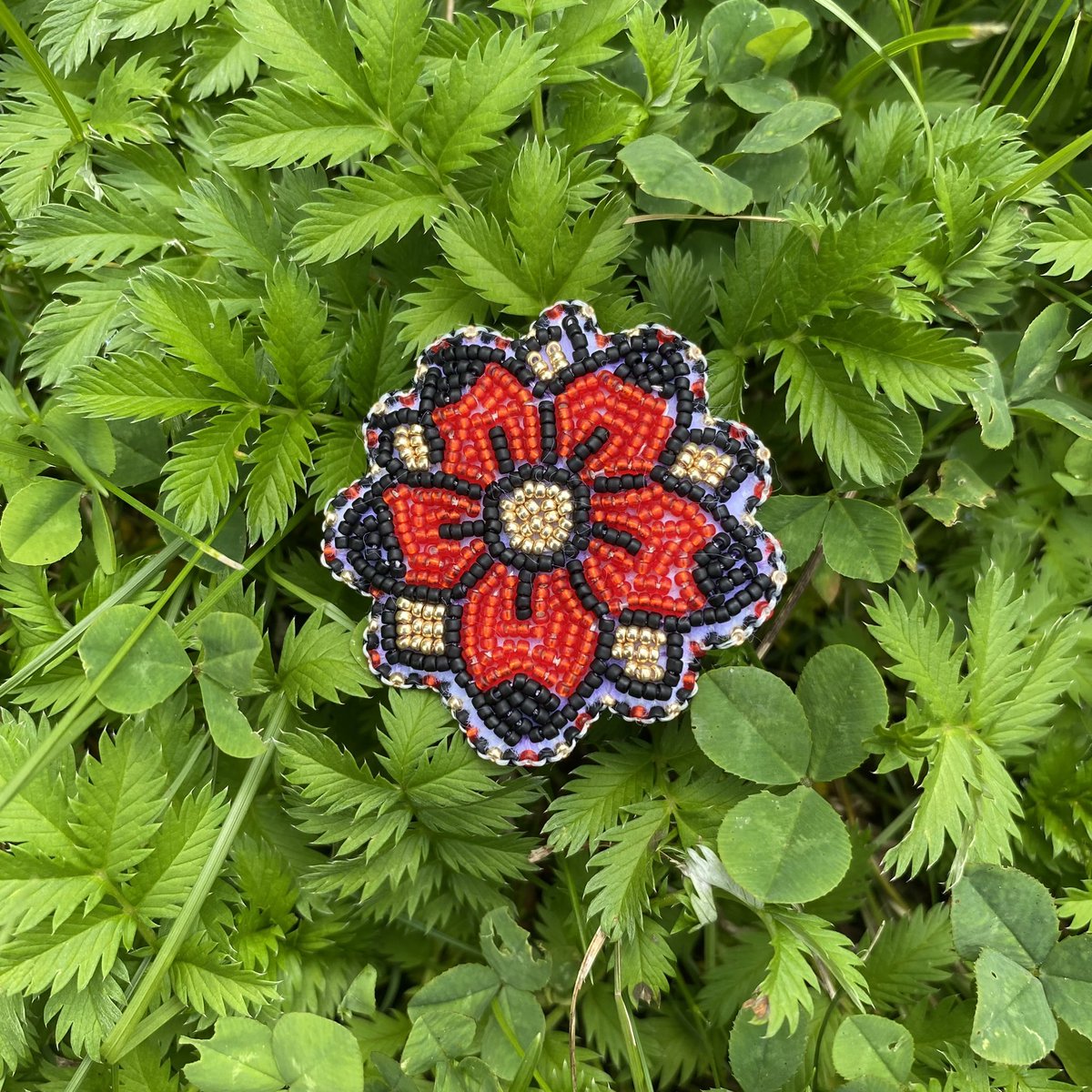 #ČeskyKrumlov #handmade #украрт
Зробила брошки з п’яти пелюстковою трояндою Чеського Крумлова - міста що прихистило мою сім’ю.