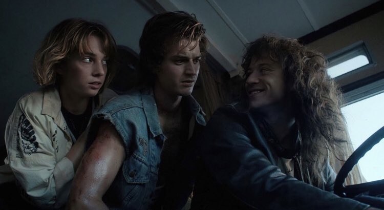 petrovaera's tweet photo. #StrangerThings4 #StrangerThings 
« Je n’fais que démarrer, Harrigton vas conduire. Hein grand gaillard ! » https://t.co/BdNg6LcOHw