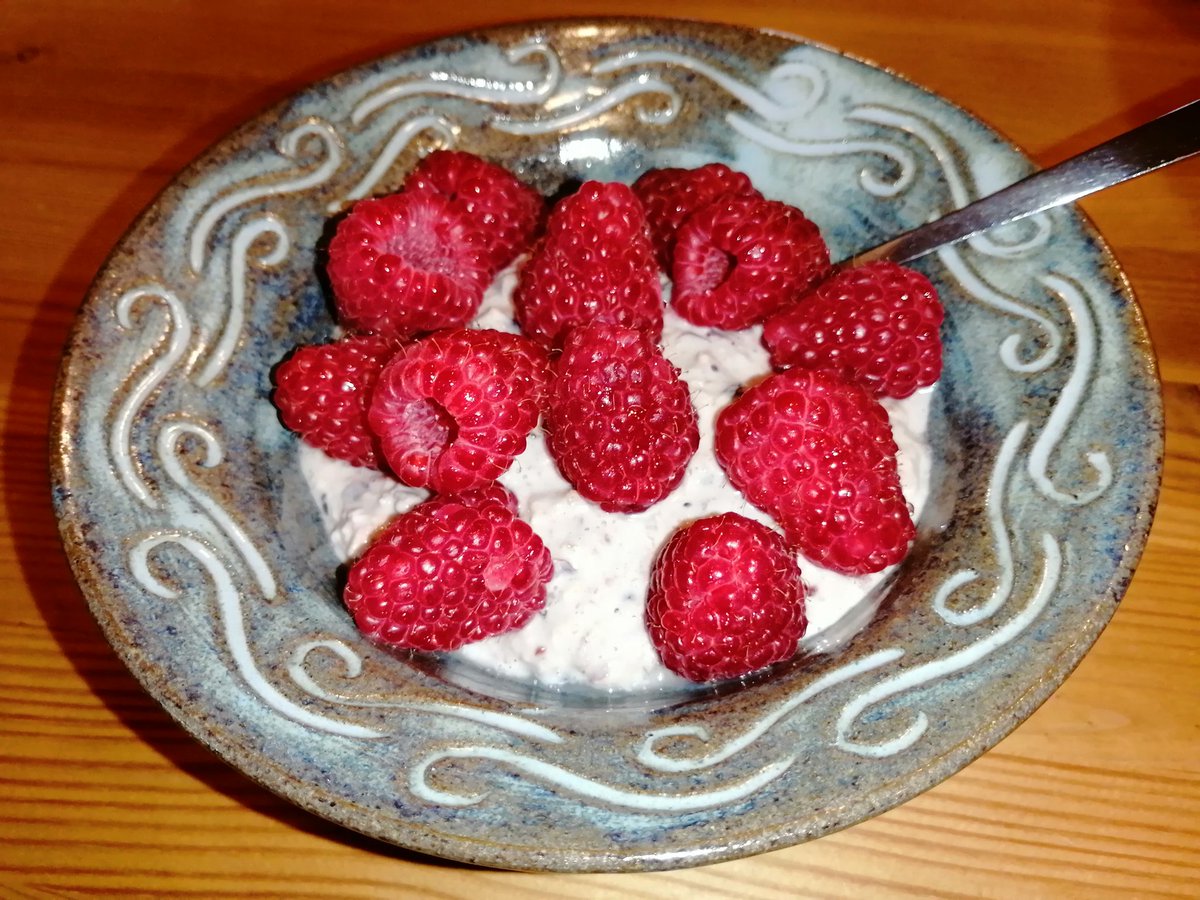 deceiving_elf's tweet photo. Sunday lunch break: porridge and raspberries. ππ₯£β€οΈ #porridgelove #lunchbreak #enjoyingthesimplethings https://t.co/t9neQJ9HH1