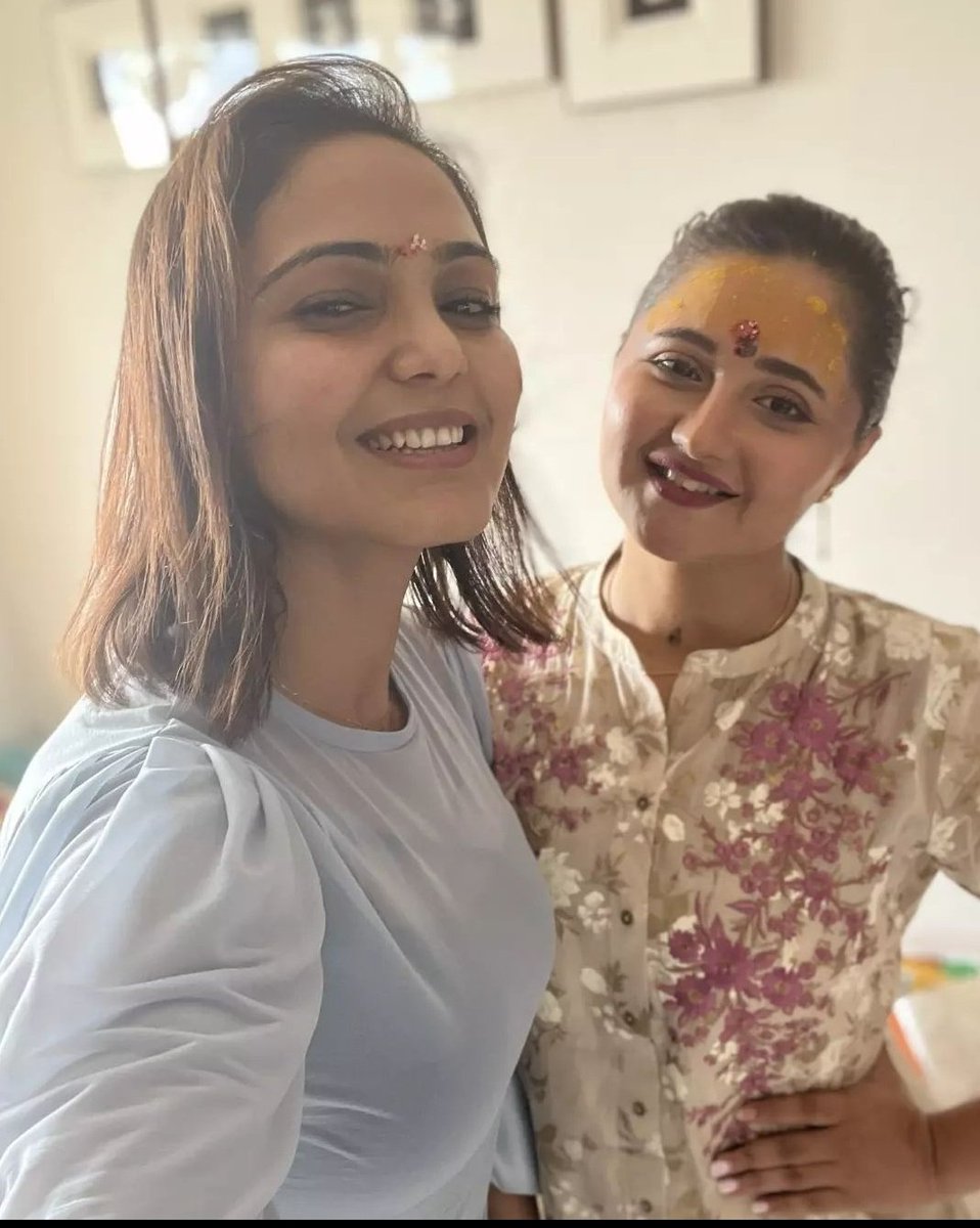 ayshahabib11's tweet photo. Congratulations for your new house @TheRashamiDesai ❤️.

#RashamiDesai https://t.co/exmkjwKO0N