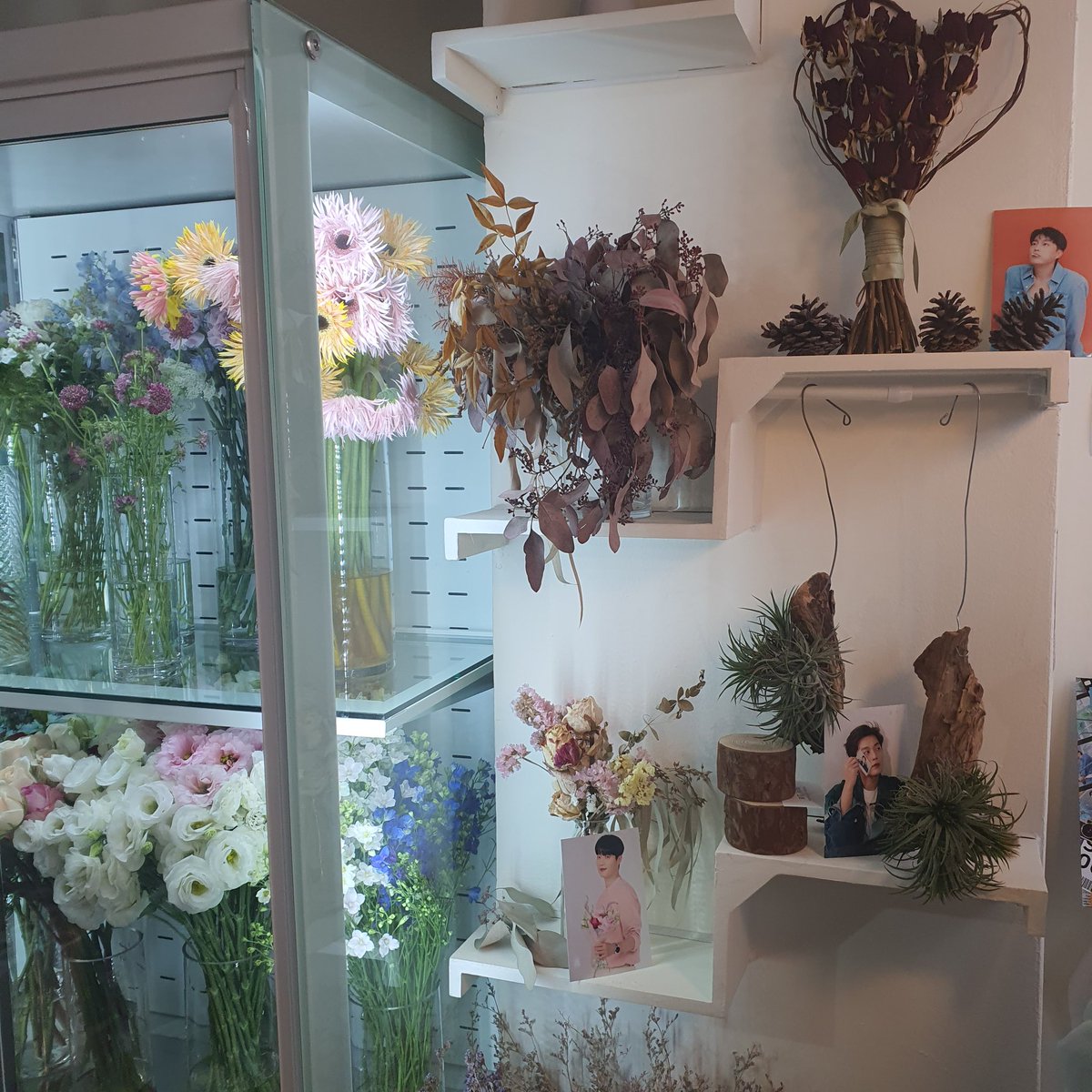 ra_bong__hl's tweet photo. 해시처럼 입구부터 꽃향기에 기분이 좋았고 오늘도 행복한 하루 보내라고 해주신 사장님들 말씀에 행복했던 서화에요💙 생일에 누구를 축하한다는 마음으로 꽃을 사니 꽃을 사는 내내 정말 행복했답니다☺️ 너무 감사드려요♡
#꽃이피듯_넌_피어나
#오늘_하룬_어땠어 
#오늘도_행복했어 https://t.co/cDnS6L1j0N