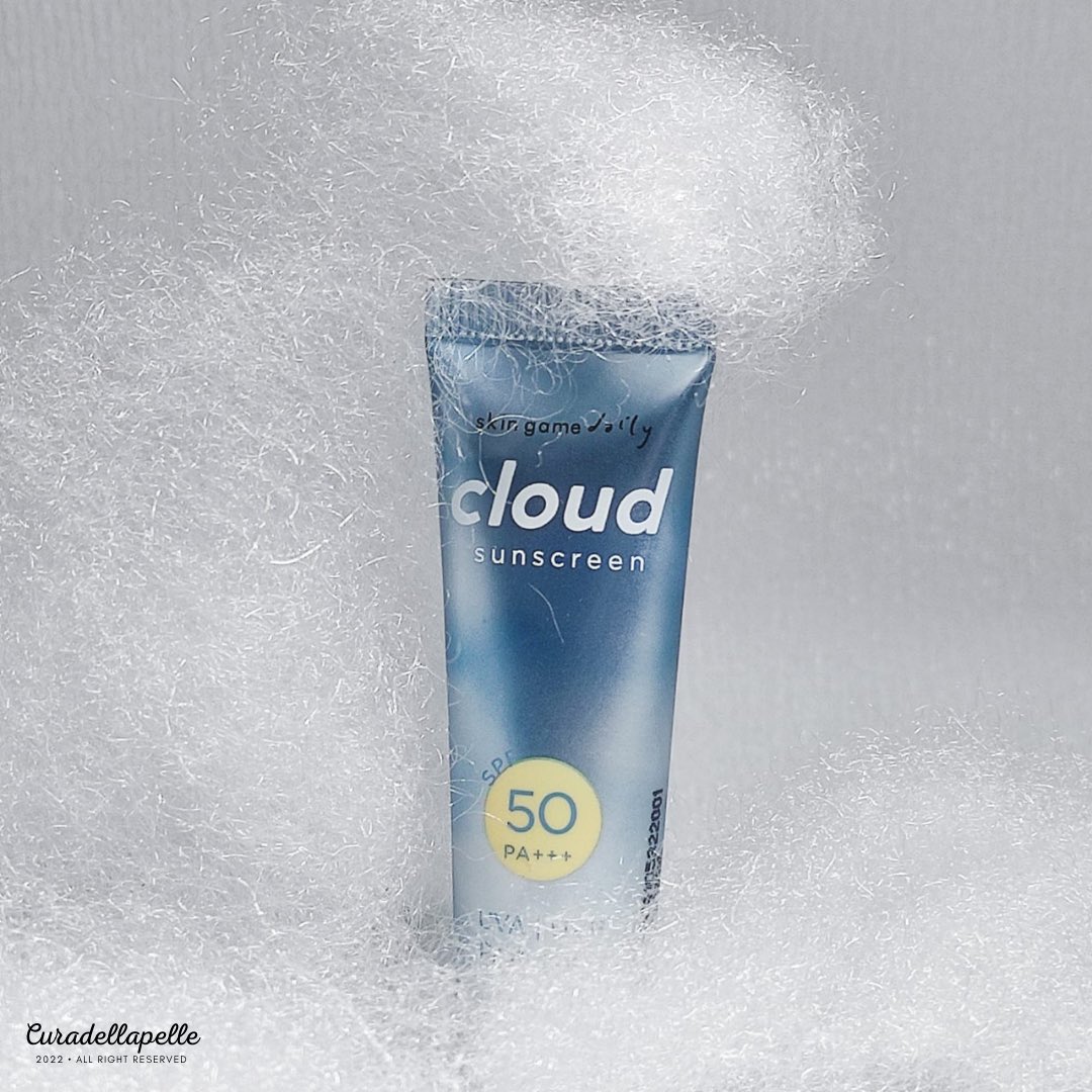 curadellapelle_'s tweet photo. Sedikit cerita tentang love-hate relationship antara kulitku yang oily ini dengan Cloud Sunscreen Skingame. Yuk simak! 💙
— a thread #Deluxuryskin
#RacuninSkincare
#CloudForMySkin https://t.co/3jsM4FFZwA