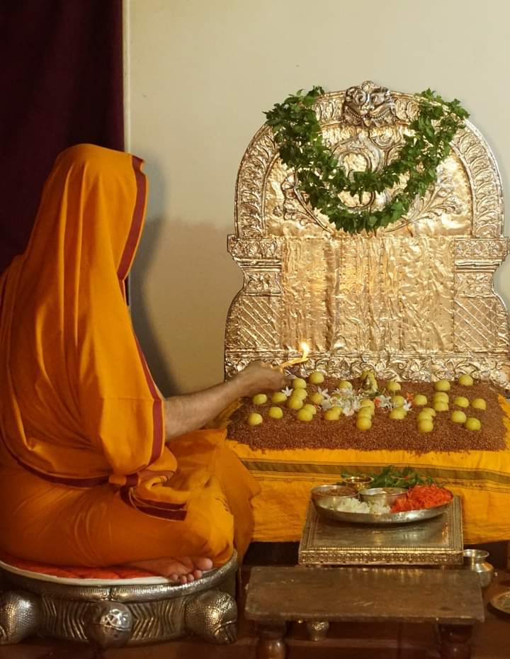 ಗುರುಕುಲದಲ್ಲಿ ಕುಲಗುರು ಸನ್ನಿಧಿ! 

ಪರಮಪೂಜ್ಯ <a href="/SriSamsthana/">Jagadguru Shankaracharya Raghaveshwara Bharati Sri</a> ದವರ "ಗುರುಕುಲ ಚಾತುರ್ಮಾಸ್ಯ"ವು ಗೋಕರ್ಣದ ಅಶೋಕೆಯ ವಿಷ್ಣುಗುಪ್ತ ವಿಶ್ವವಿದ್ಯಾಪೀಠದ ಗುರುಕುಲಗಳ ಪರಿಸರದಲ್ಲಿ ಶುಭಕೃತ್ ಸಂವತ್ಸರದ ಆಷಾಢ ಪೂರ್ಣಿಮೆಯಿಂದ ಭಾದ್ರಪದ ಪೂರ್ಣಿಮೆಯವರೆಗೆ ದಿ. 13/07/22 ರಿಂದ 10/09/22 ರವರೆಗೆ ನೆರವೇರಲಿದೆ.
<a href="/ShankaraPeetha/">Sri RamachandrapuraMatha 🕉️</a>
#Chaturmasya