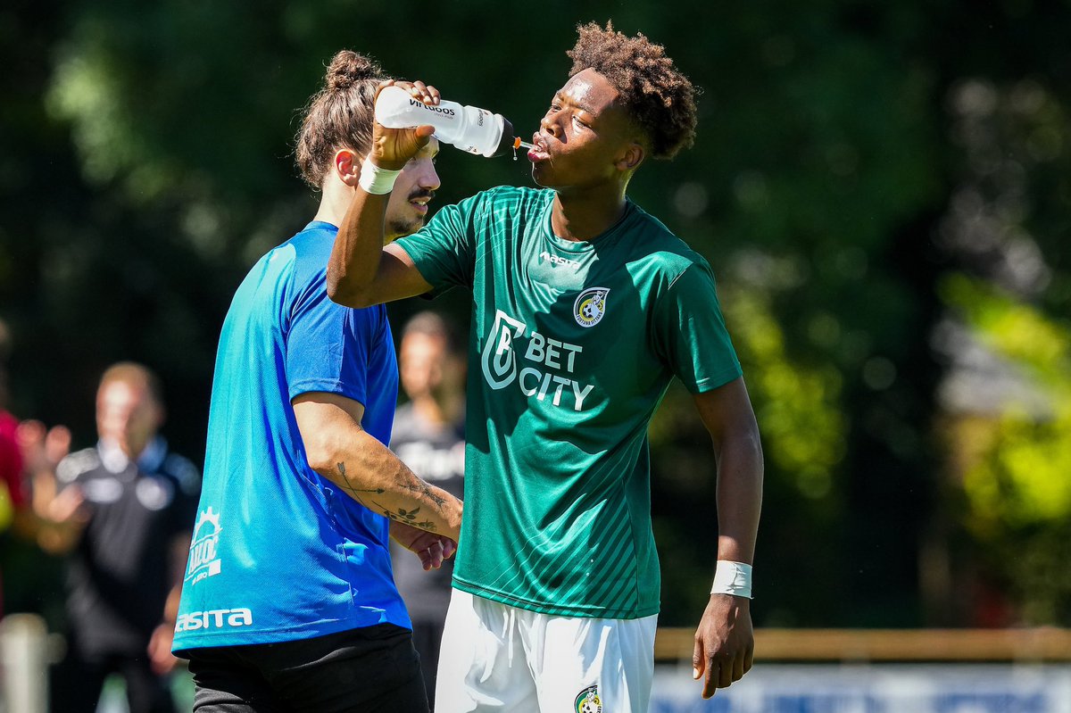 FortunaSittard's tweet photo. ☀️ Drinken jullie wel goed mannen, @tourhandhaving?
#SamenNaoVeure #TourDeHandhaving https://t.co/QGsC6teKNu