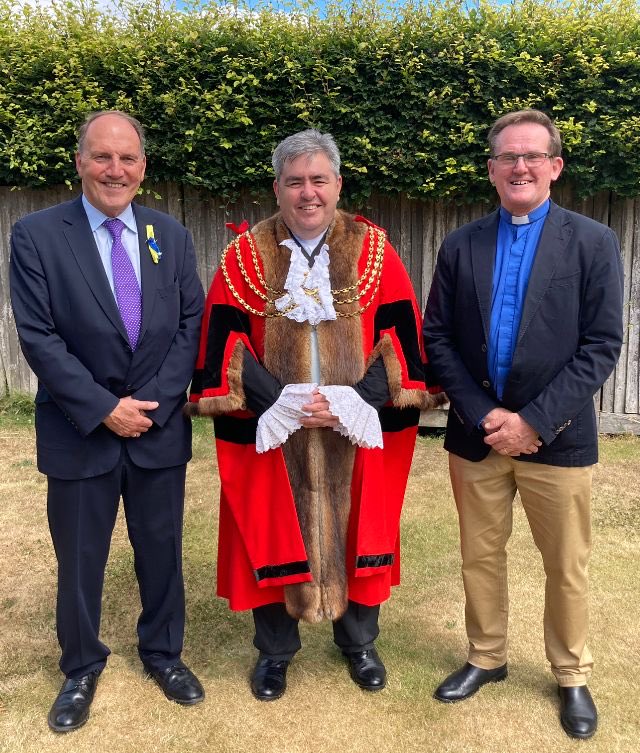 SimonHughes's tweet photo. ⁦@reigatebanstead⁩ ⁦@BishopSouthwark⁩ ⁦@MickHough⁩ Honoured 2 b preacher 2day @ Civic Service 4 Reigate &amp; Banstead &amp; Mayor Frank Kelly @ Holy Trinity Redhill. Thank u 4 warm welcome. https://t.co/N3tGAnYroj