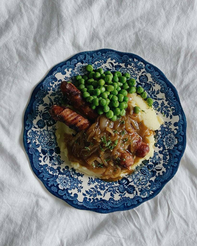 boatcooks's tweet photo. My secret super power is British food.🦸🏾‍♀️
I grew up eating a lot of pub grub and watching bbcfood all day on repeat. So bangers and mash is one of my favourite comfort food. Made with @sloanesbkk pigs in blankets because why not. https://t.co/bBEkqDCSjx https://t.co/sO9Um1gc8J