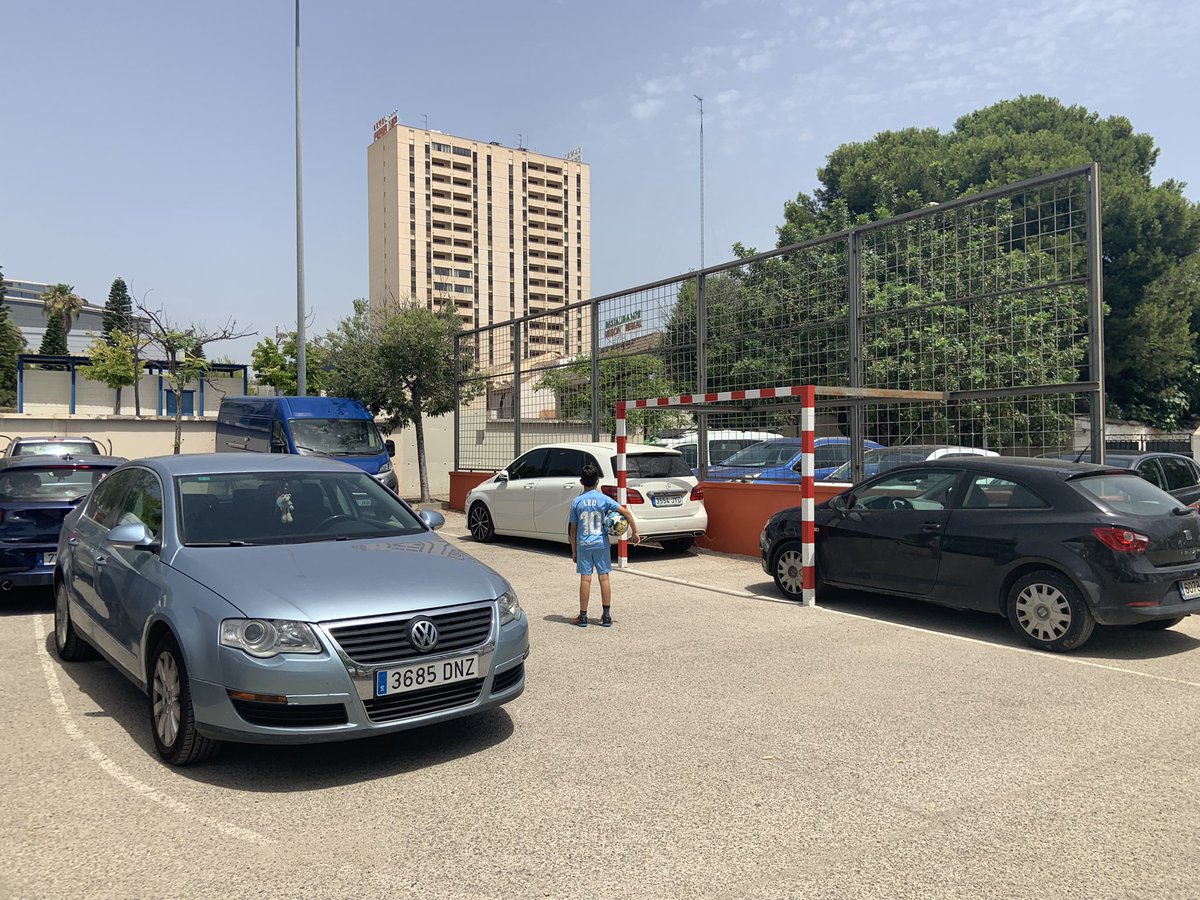 MonicaRosRubio's tweet photo. Vivo en Benimàmet y ya no sé cómo decir que EL CAMPO DE FÚTBOL DEL VELÓDROMO NO ES UN PARKING 

Si tú aparcas las criaturas no pueden jugar. Ya sé que es una mierda de campo de fútbol pero oye, es lo que tenemos aquí, en la periferia, donde parece que somos vecinos de segunda https://t.co/BUz7a9I1wy