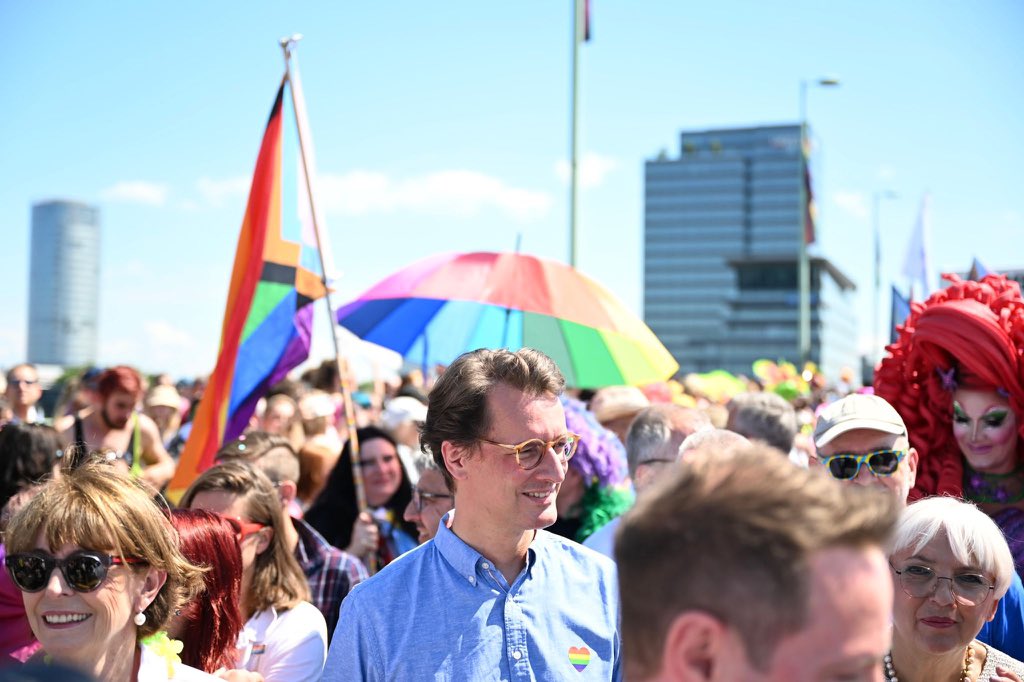 HendrikWuest's tweet photo. Von Köln geht heute ein Signal in die ganze Welt – ein buntes, hörbares &amp; selbstbewusstes Signal, eine Botschaft der #Vielfalt &amp; #Gleichberechtigung. Ich bin Ministerpräsident von 18 Millionen Menschen – ganz egal, wen sie lieben. https://t.co/1LRy7XQVGy