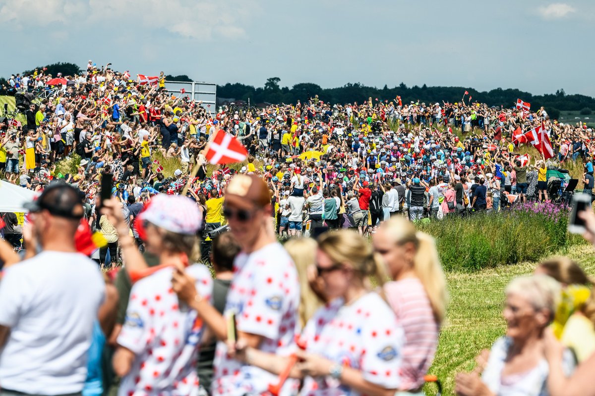 🇩🇰 Another fantastic turnout! 🇩🇰 Une nouvelle affluence fantastique ! #TDF2022