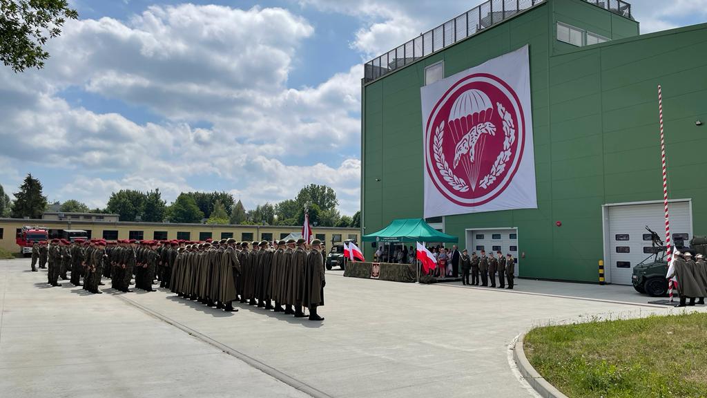 ZolnierzRP's tweet photo. Powoli dobiegają końca nasze #piknik.i w całej #Polsce 🇵🇱.
Dziękujemy za tak liczne przybycie #rodzin, #przyjaciół i #sympatyków #wojska.
Te nasze spotkanie to też kolejne złożone #wnioski do #DobrowolnaZSW
Może następna #przysięga już będzie #Wasza💪👍 https://t.co/v8F3CA5CFF