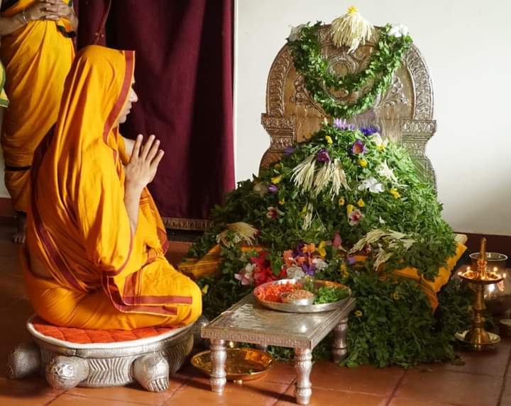 ಗುರುಕುಲದಲ್ಲಿ ಕುಲಗುರು ಸನ್ನಿಧಿ! ಪರಮಪೂಜ್ಯ @SriSamsthana ದವರ 'ಗುರುಕುಲ ಚಾತುರ್ಮಾಸ್ಯ'ವು ಗೋಕರ್ಣದ ಅಶೋಕೆಯ ವಿಷ್ಣುಗುಪ್ತ ವಿಶ್ವವಿದ್ಯಾಪೀಠದ ಗುರುಕುಲಗಳ ಪರಿಸರದಲ್ಲಿ ಶುಭಕೃತ್ ಸಂವತ್ಸರದ ಆಷಾಢ ಪೂರ್ಣಿಮೆಯಿಂದ ಭಾದ್ರಪದ ಪೂರ್ಣಿಮೆಯವರೆಗೆ ದಿ. 13/07/22 ರಿಂದ 10/09/22 ರವರೆಗೆ ನೆರವೇರಲಿದೆ. @ShankaraPeetha #Chaturmasya