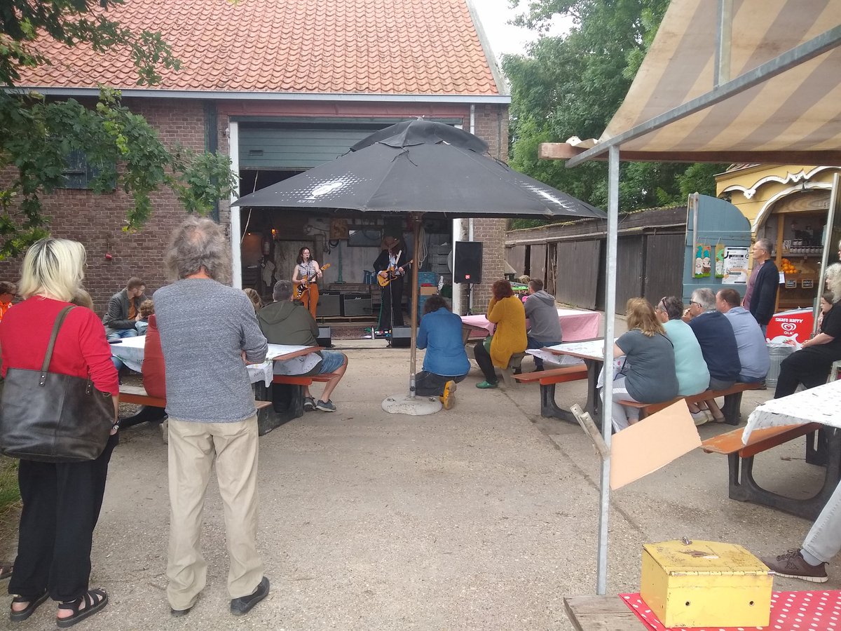 zuidlandnet's tweet photo. Gluren bij de buren aan de Koekendorpseweg 1 in Zuidland met live muziek, om 13.45, 15.15 en 16.45 volgende optredens #nissewaard @Boerderij7berge https://t.co/80gkMS3rVp