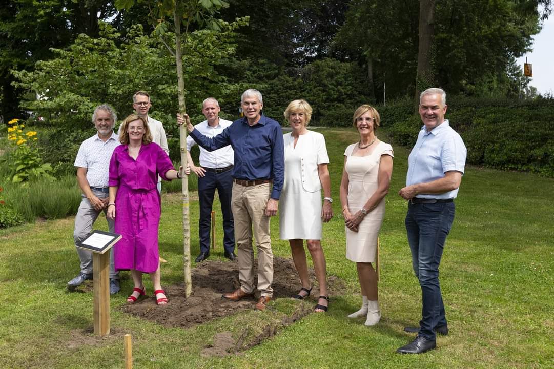 Ik dank Oost Gelre voor het fantastische afscheid afgelopen donderdag van mij als wethouder. Een nieuwe (Honingboom) in het Wentholtpark en een volle zaal van Erve Kots tijdens de receptie maakten het plaatje compleet.
