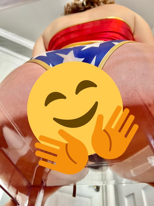 Who&rsquo;s under there? Also I&rsquo;m obsessed with my &ldquo;4th of July&rdquo; outfit https://t.co/amU0PNTD8X<a href="/tag/sizetwitter"class="tags"><span>#sizetwitter</span></a>