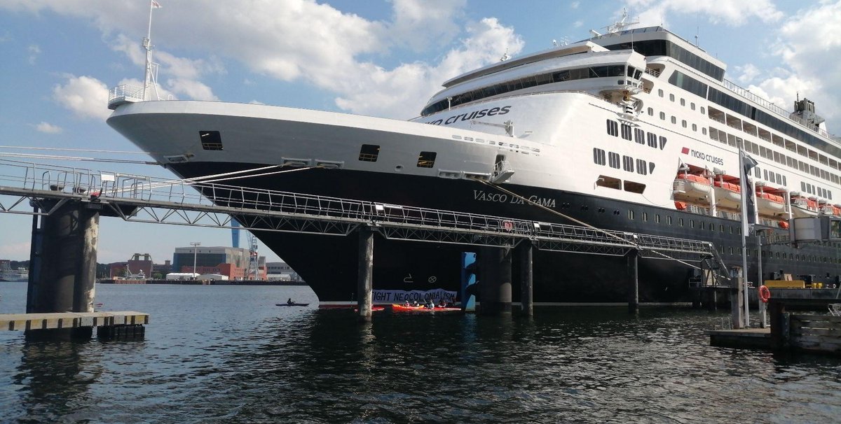 smashcruiseshit's tweet image. Heute ist der 03.07. , Tag des Ungehorsams. Das nehmen wir zum Anlass, gebührend zu feiern. Derzeit blockieren rund 50 Menschen drei klimaschädliche #Kreuzfahrtschiff e in #Kiel, um ein deutliches Zeichen gegen diese Industrie zu setzen! #smashcruiseshit