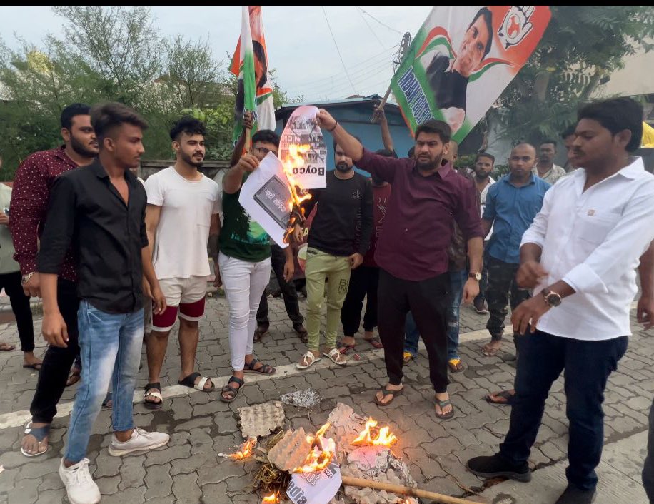Buntyshelke_inc's tweet photo. कल @RahulGandhi जी की छवि खराब करने के कोशिश में Chee news द्वारा फैलाए गए fake news के खिलाफ नागपुर @IYC साथियों द्वारा @IYCMaha प्रदेश महासचिव @aakashgujar7,नागपुर अध्यक्ष @tauseef_iyc @TarwatkarNayan इनके नेतृत्व में पुतला दहन किया गया।
@Allavaru @srinivasiyc @mitendradsingh https://t.co/GwbnrdgdIk